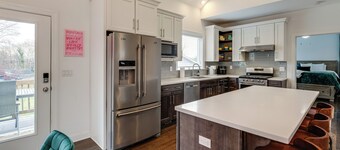 Hot Tub & Yard: 'Temptation Stays' Home in Roanoke