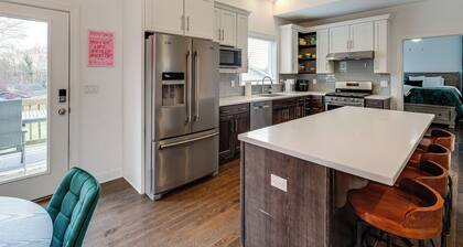 Hot Tub & Yard: 'Temptation Stays' Home in Roanoke