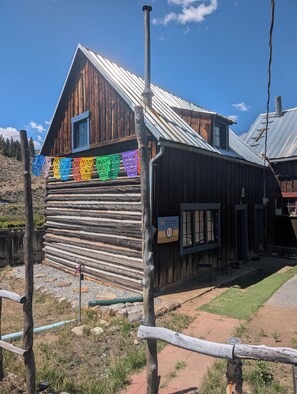 Exterior - Cozy 1-bedroom Cabin come to relax or find your mountain adventure (Granite)