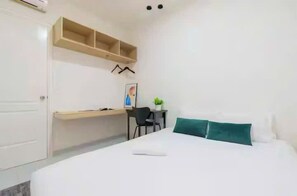 Caja de seguridad en la habitación y escritorio 