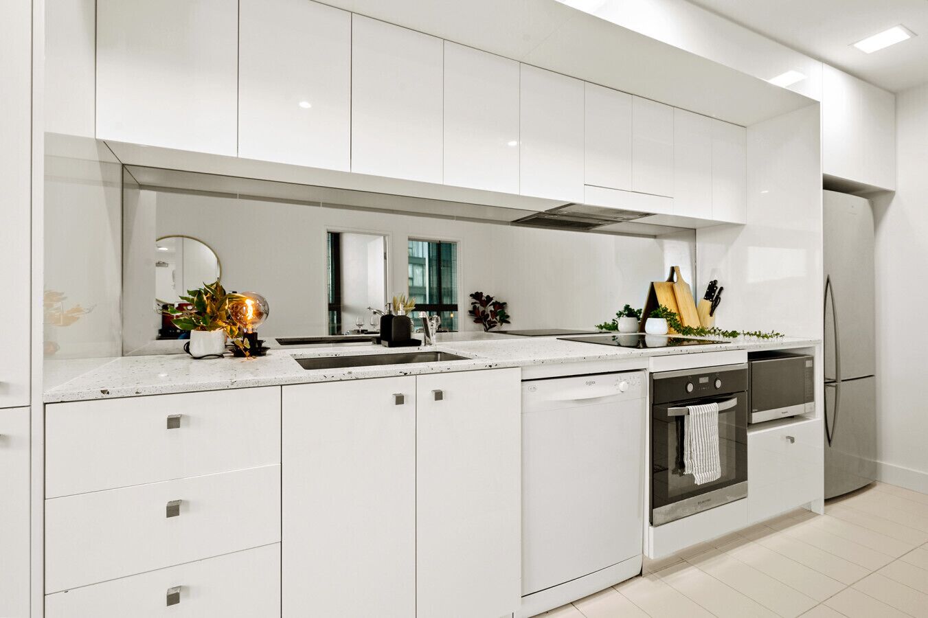 Køleskab, mikrobølgeovn, ovn, kogeplade