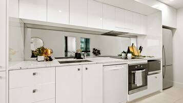 Køleskab, mikrobølgeovn, ovn, kogeplade