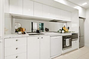 Køleskab, mikrobølgeovn, ovn, kogeplade