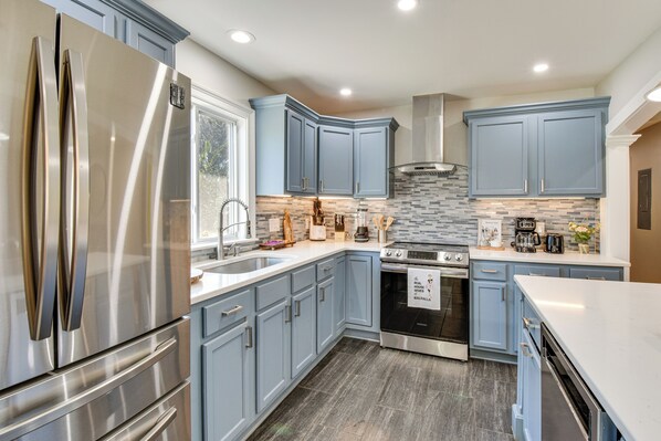 Fridge, microwave, stovetop, dishwasher