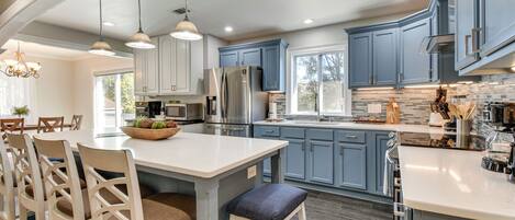 Réfrigérateur, micro-ondes, plaque de cuisson, lave-vaisselle