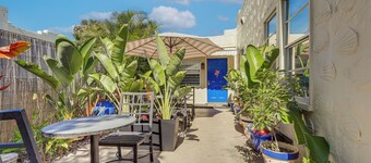 4 Mi to Palm Beach: Cozy Cottage w/ Patio