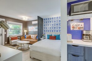 1 slaapkamer, een bureau, een strijkplank/strijkijzer, internet