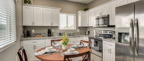 Refrigerador, microondas, placa de cocina, cafetera/tetera