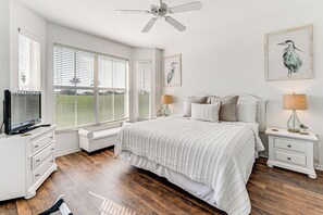 2 bedrooms, desk, iron/ironing board, Internet - “Overlooking 10th Fairway – 2 Free Rounds of Golf” (Naples)