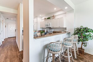 Fridge, microwave, stovetop, dishwasher - “Overlooking 10th Fairway – 2 Free Rounds of Golf” (Naples)