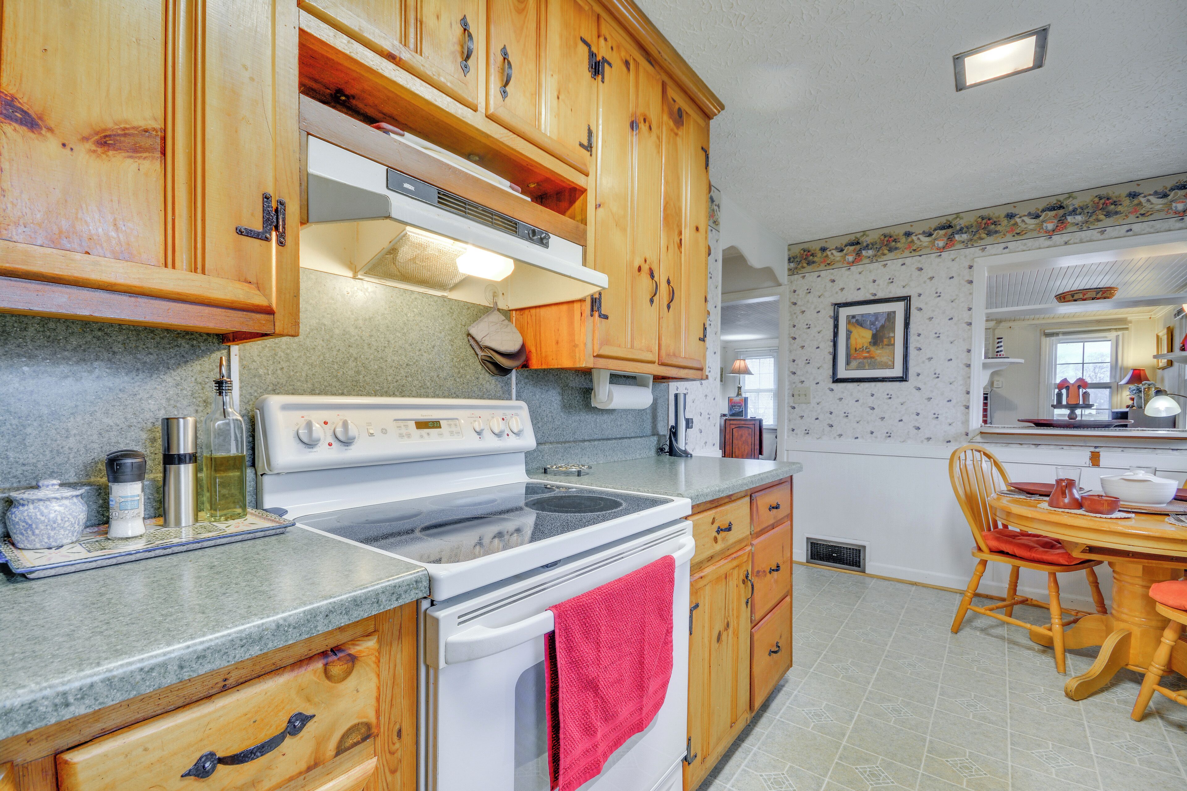 Kjøleskap, kokeplater, kaffetrakter/tekoker og brødrister