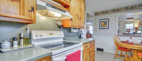 Geladeira, cooktop, cafeteira/chaleira, torradeira