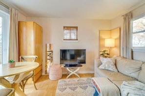TV, books - Yard, Deck, Grill! Desert Hideaway By Jemez Canyon (San Ysidro)