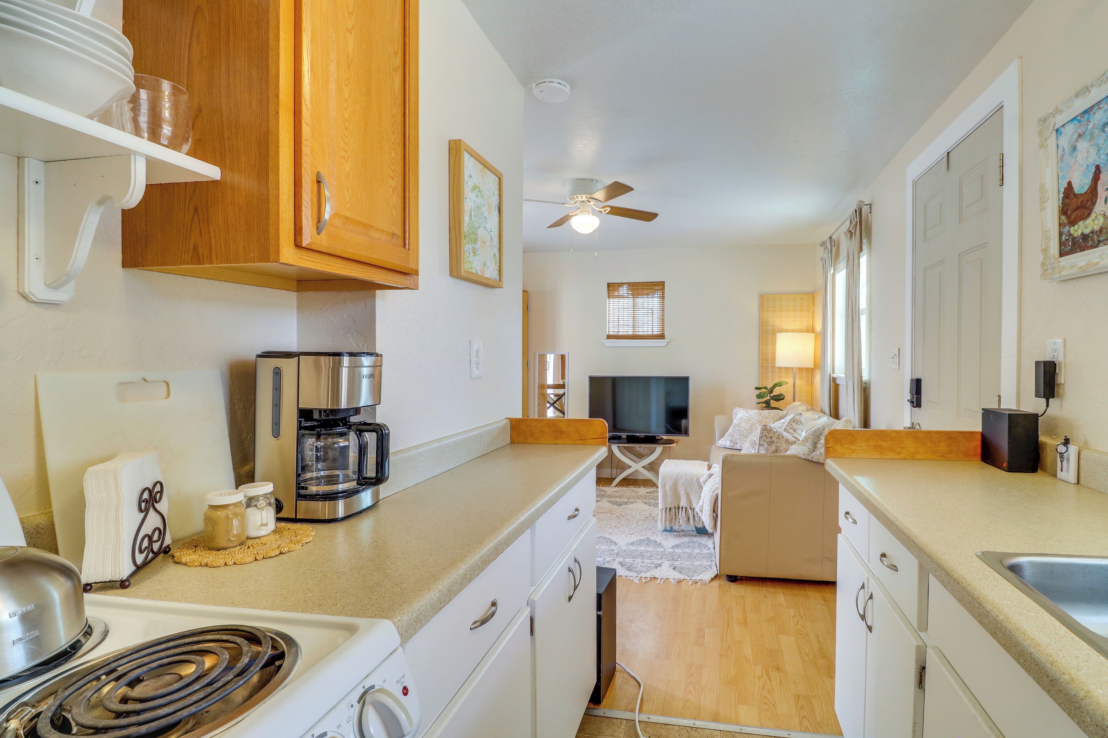 Een koelkast, een microgolfoven, een kookplaat