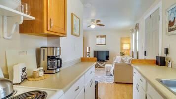 Een koelkast, een microgolfoven, een kookplaat