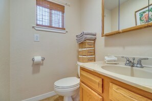 Free toiletries, hair dryer, towels - Yard, Deck, Grill! Desert Hideaway By Jemez Canyon (San Ysidro)