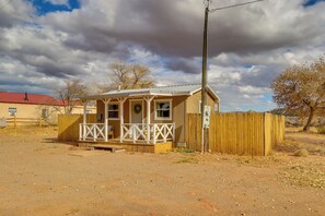 Exterior - Yard, Deck, Grill! Desert Hideaway By Jemez Canyon (San Ysidro)