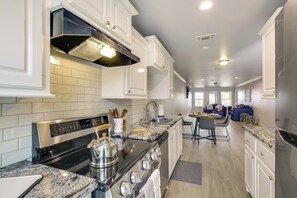 Geladeira, micro-ondas, cooktop, lava-louças
