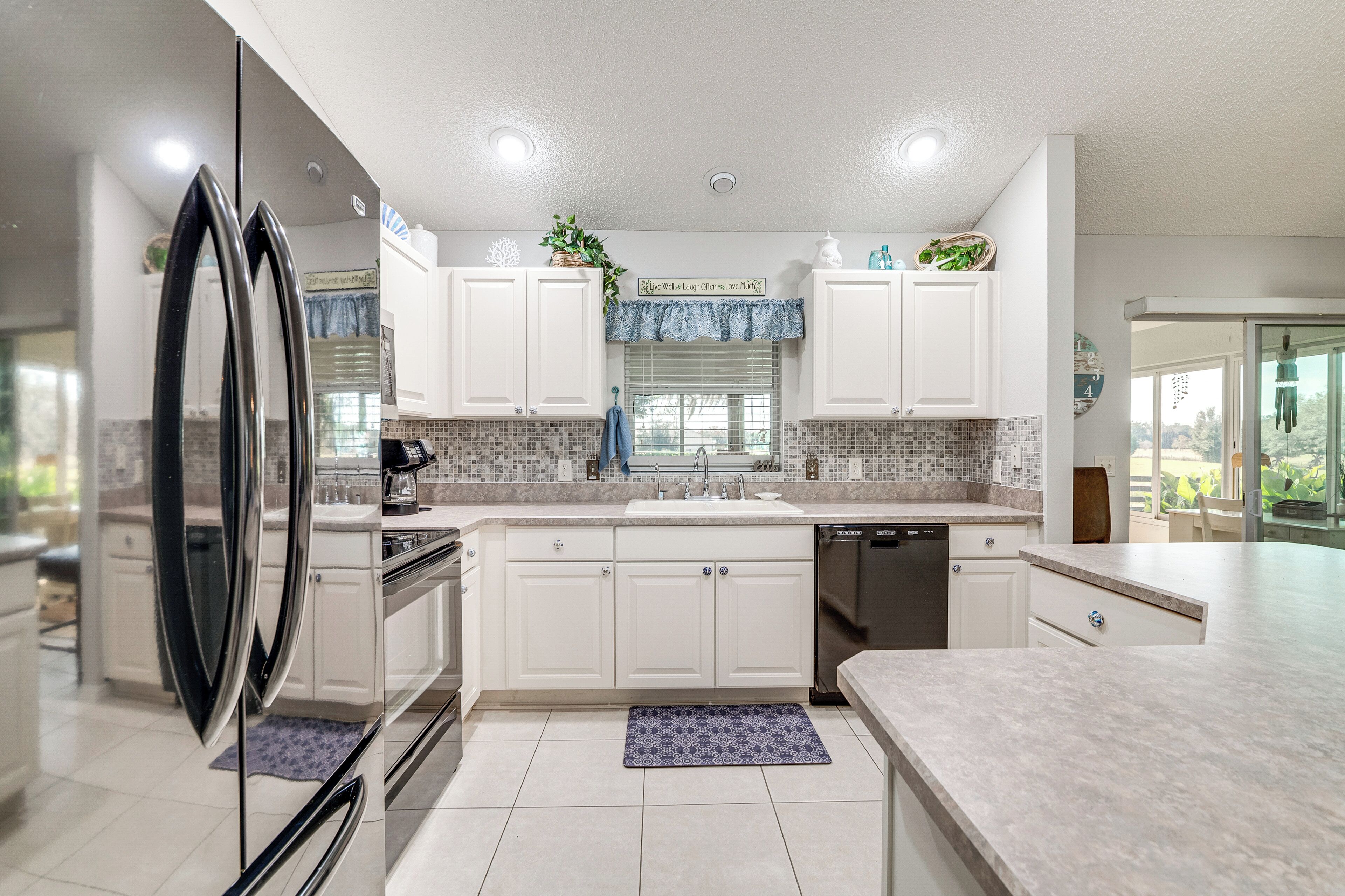 ثلاجة، ميكروويف، موقد طهي مسطح، غسالة أطباق