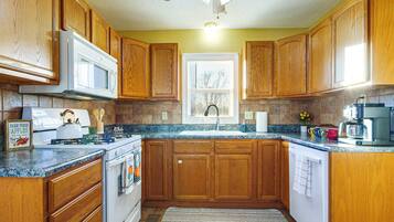 Réfrigérateur, micro-ondes, plaque de cuisson, lave-vaisselle