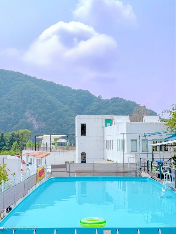 Una piscina con vistas a un paisaje montañoso.