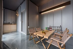 Mini-fridge, microwave, cookware/dishes/utensils - Spain Village Poolamping (Gapyeong)