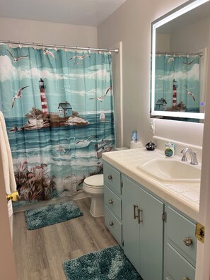 Hair dryer, towels, soap, toilet paper - Charming 4-bedroom house in pleasant Marina del Rey. 6 beds, parking and more... (Marina del Rey)