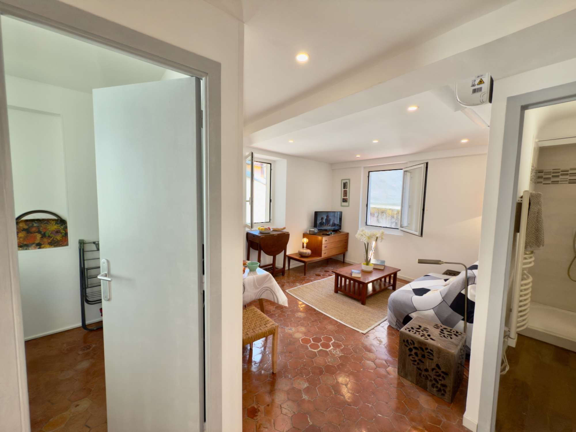 Iron/ironing board, WiFi, bed sheets