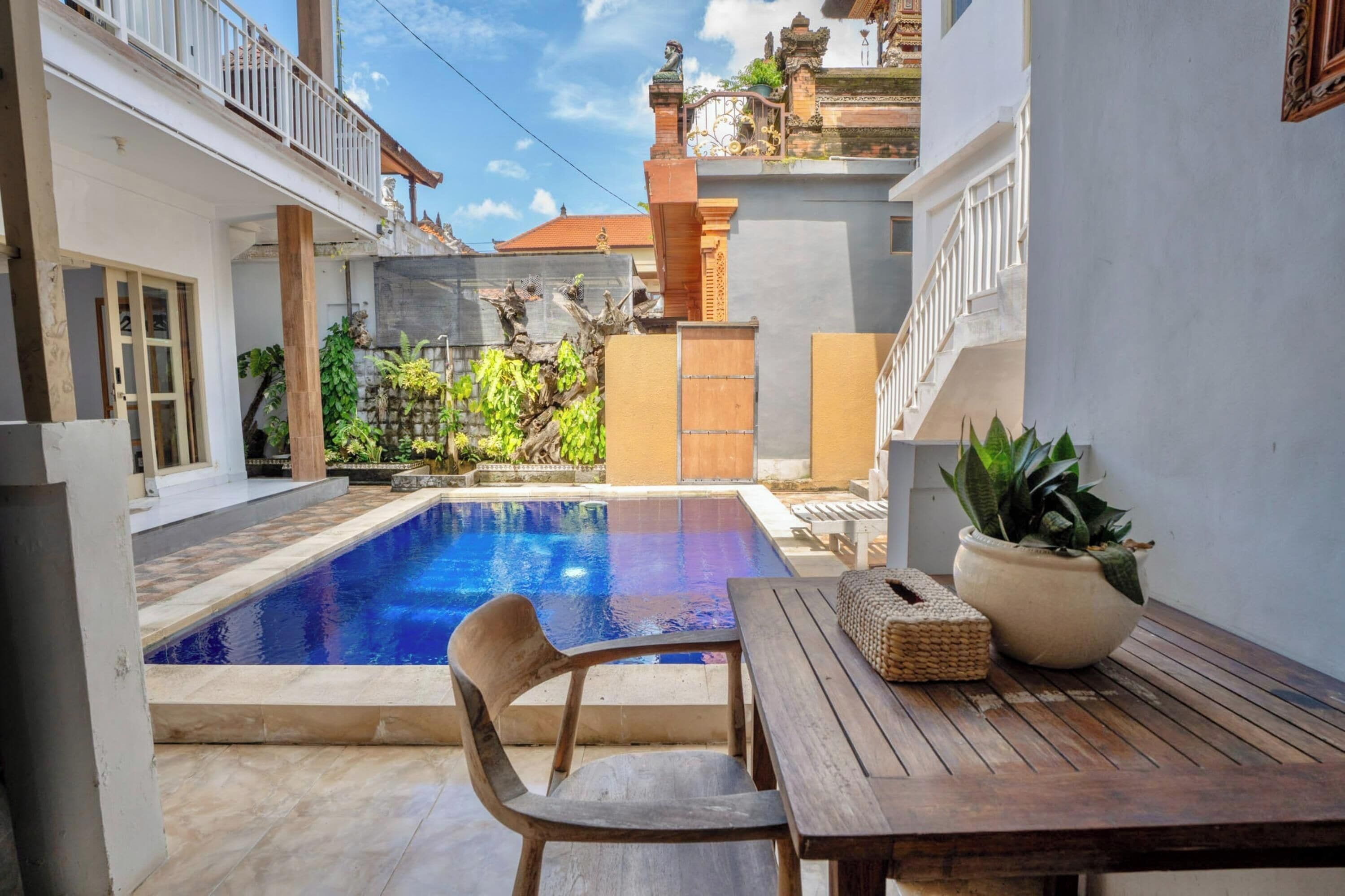 Chambre Deluxe, vue piscine | Coin séjour | Télévision de 32 pouces avec chaînes numériques