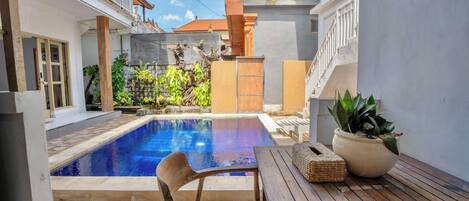 Chambre Deluxe, vue piscine | Coin séjour | Télévision de 32 pouces avec chaînes numériques