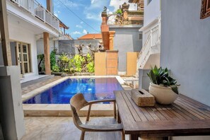 Habitación Deluxe, vistas a la piscina | Zona de estar | Televisión de 32 pulgadas con canales digitales