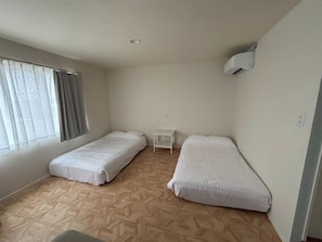 Escritorio, wifi gratis y ropa de cama 