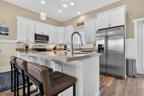 冰箱、微波炉、烤箱、炉灶