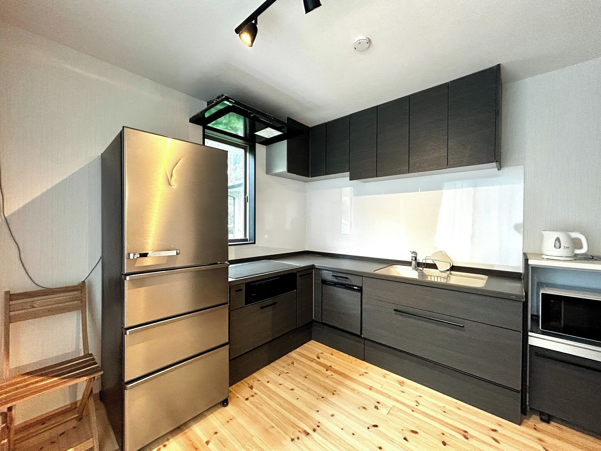 Kjøleskap, mikrobølgeovn, kokeplater og kjøkkenutstyr