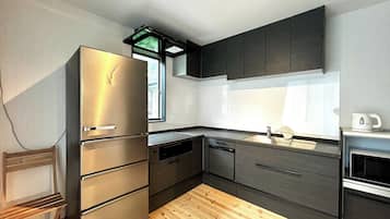 Kühlschrank, Mikrowelle, Herdplatte, Kochgeschirr/Geschirr/Besteck