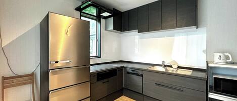 Kjøleskap, mikrobølgeovn, kokeplater og kjøkkenutstyr