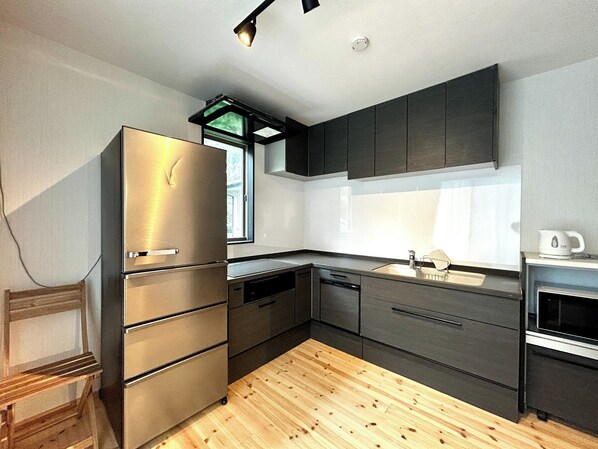 Kühlschrank, Mikrowelle, Herdplatte, Kochgeschirr/Geschirr/Besteck