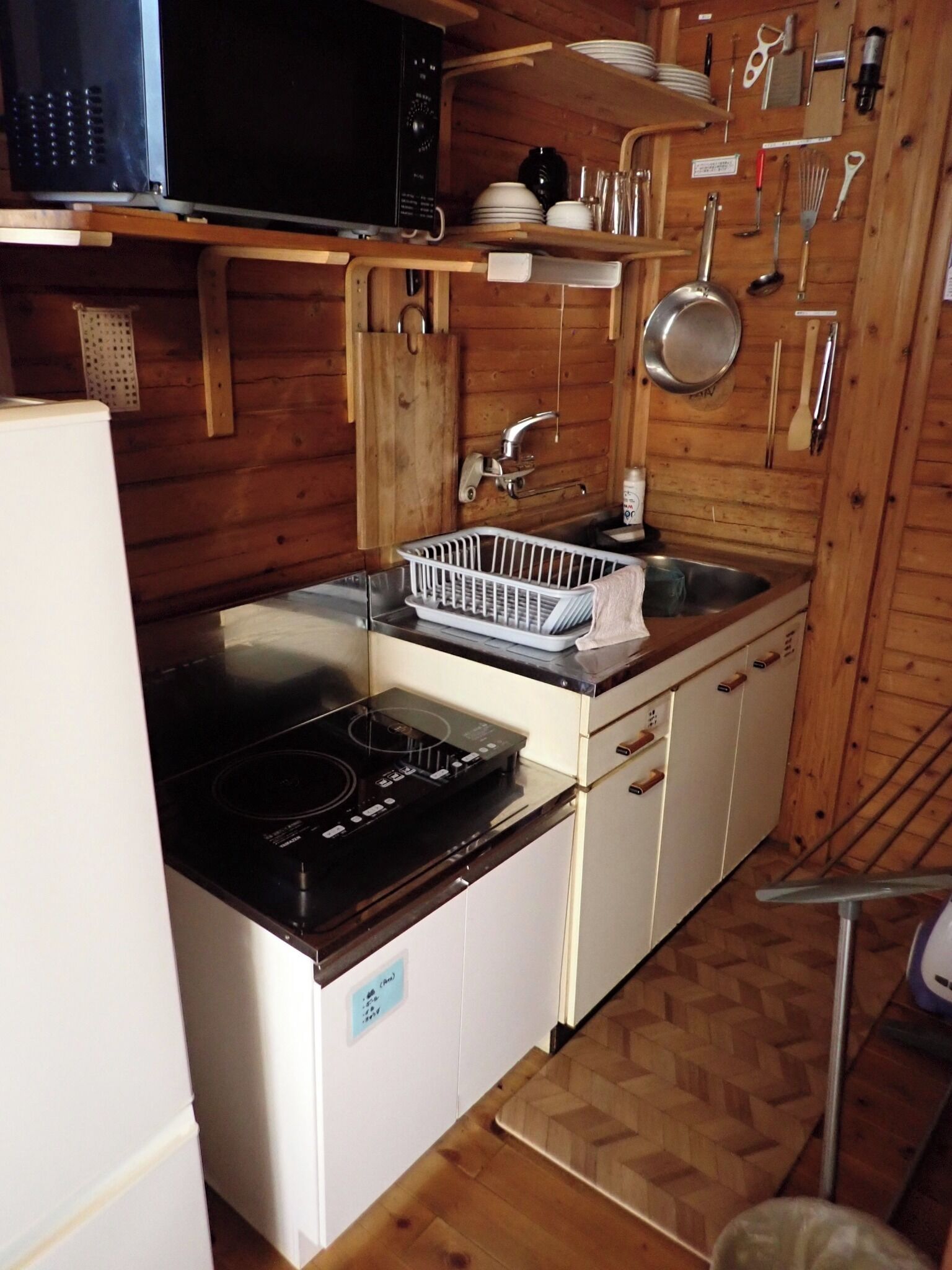 Réfrigérateur, micro-ondes, plaque de cuisson