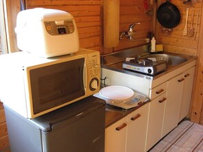 Kühlschrank, Mikrowelle, Herdplatte, Kochgeschirr/Geschirr/Besteck