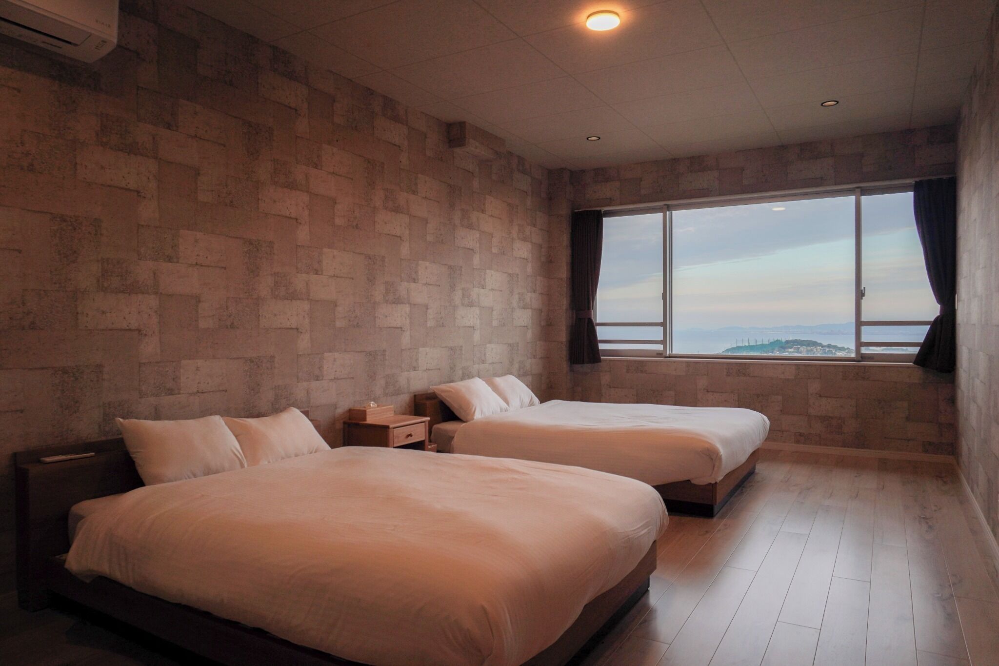 Työpöytä, ilmainen Wi-Fi, vuodevaatteet