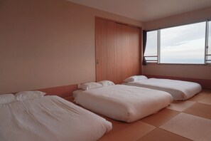 Escritorio, wifi gratis y ropa de cama 