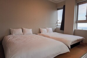 Een bureau, gratis wifi, beddengoed