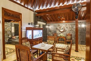 المنشأة من الداخل