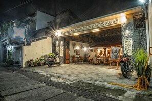 المنشأة من الخارج