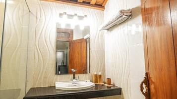 Shower, free toiletries, soap, shampoo