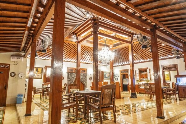 Dining - Ndalem Kartowikoro 1835 (Surakarta)