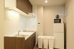 Fridge, microwave, stovetop, cookware/dishes/utensils