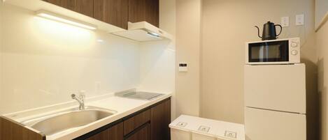 Fridge, microwave, stovetop, cookware/dishes/utensils