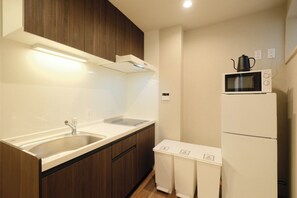 Refrigerador, microondas, parrilla de estufa y utensilios de cocina 