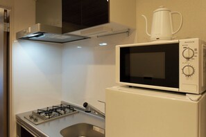 Kühlschrank, Mikrowelle, Herdplatte, Kochgeschirr/Geschirr/Besteck